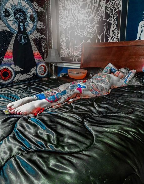 フィンドムオンリーファンズ アート裸 写真