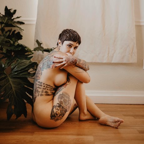 黒髪の熟女OnlyFans ヌード ギャラリー