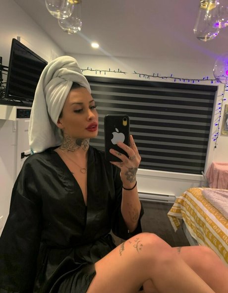 Elodie Baillargeon Roy エロティックなモデル 写真