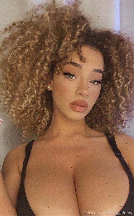 Dana Curly アダルトモデル 画像