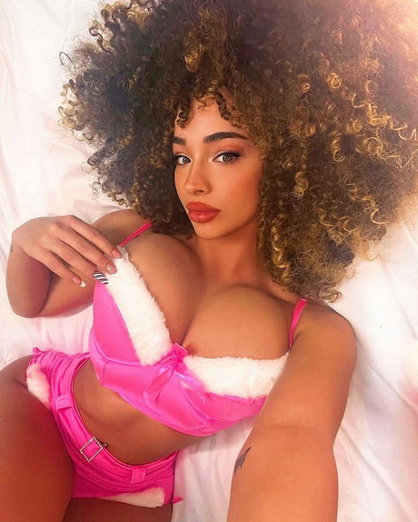 Dana Curly エロティックモデル 画像