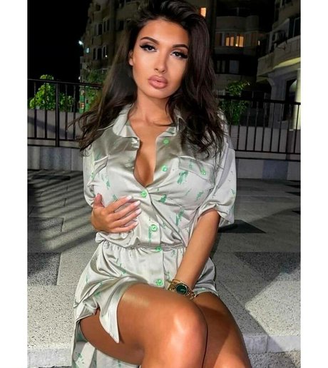 Adriannalinnaa スター ヌード 写真