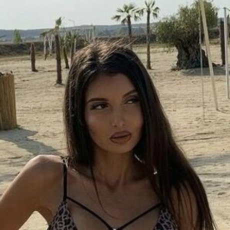 Adriannalinnaa 裸モデル 写真