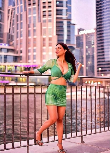 曲線美の熟女OnlyFans エロチック ギャラリー