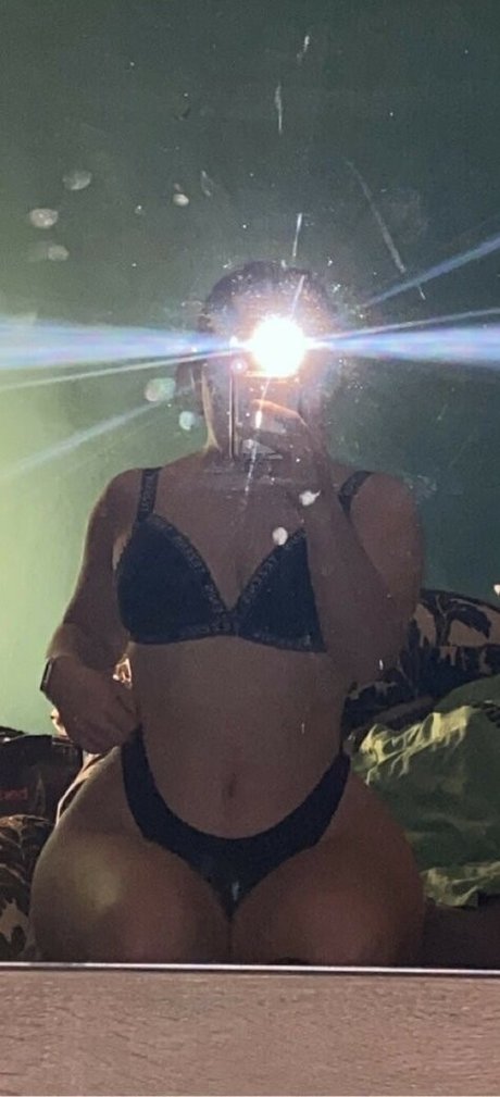 Laylaxx00 ポルノスター 裸 写真