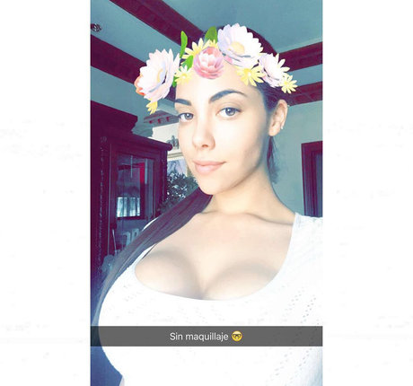 おばあちゃんの巨乳OnlyFans アートヌード 写真