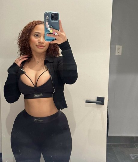 Carolinello ポルノ女優 写真