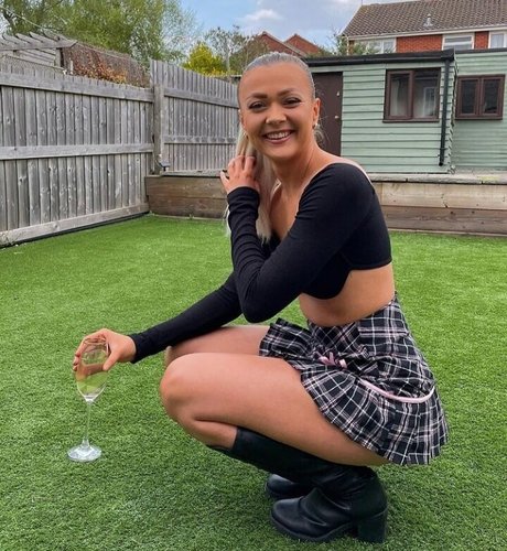 Cat Dart 可愛いモデル 写真