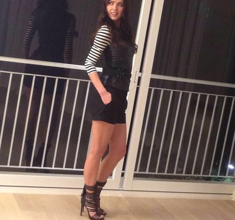 ブルネットの教師OnlyFans アート裸 画像