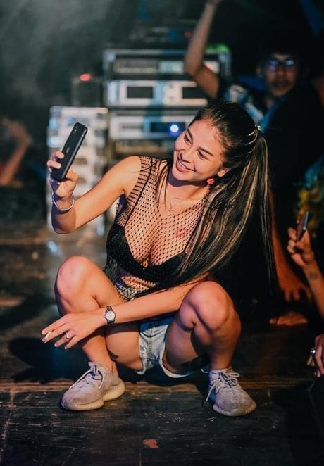 Oil Paphavee Chaimongkol 高品質モデル 写真