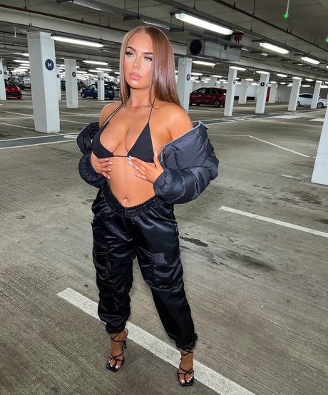 Demi Jones xxxスター 写真