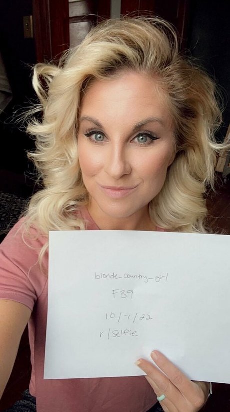 Blonde Country Girl ホット女優 画像