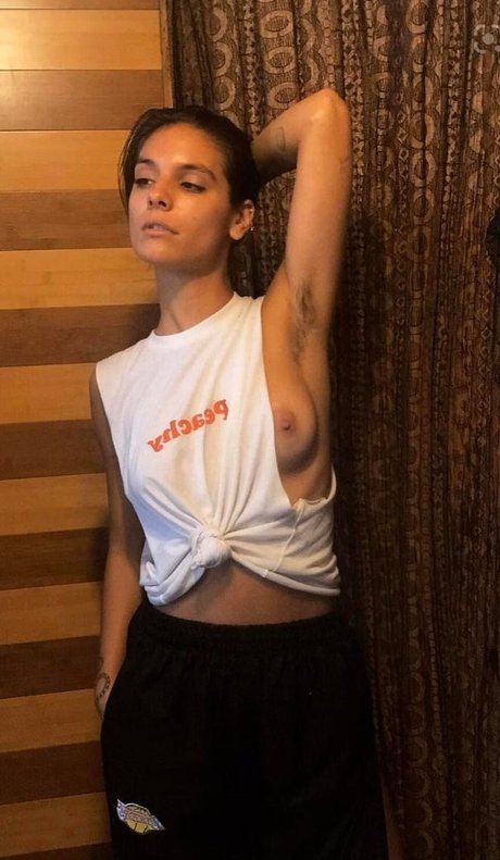 Caitlin Stasey セクシーなポルノスター 写真