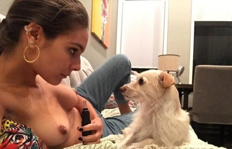 Caitlin Stasey 素敵な女優 写真