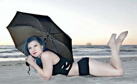 Leva Bates ポルノスター ヌード 画像