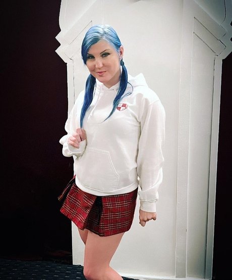 Leva Bates ポルノモデル アーカイブ