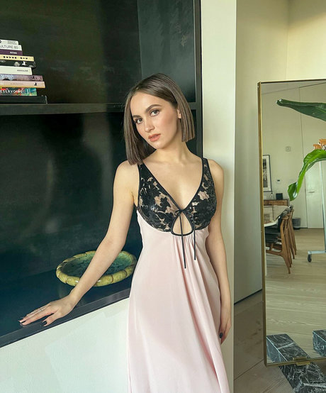 Maude Apatow ポルノモデル ギャラリー