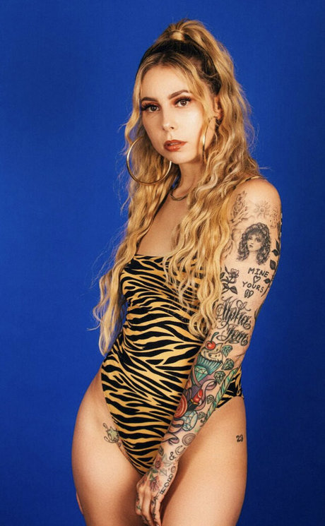 Lil Debbie 裸モデル ギャラリー