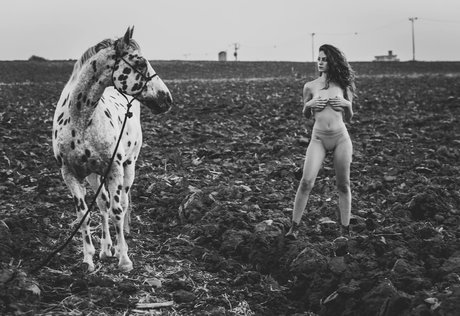 Yael Gayaa スター ヌード 写真