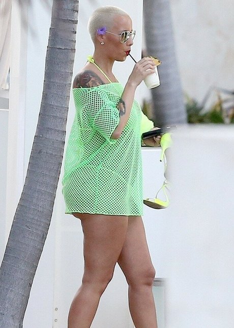 Amber Levonchuck スター ヌード 写真