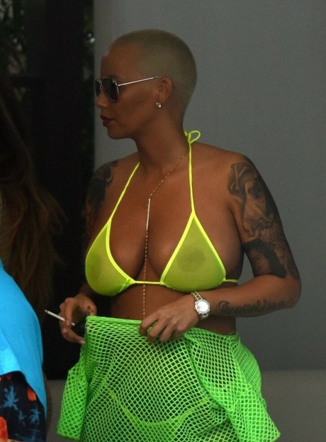 Amber Levonchuck ポルノスター 裸 写真