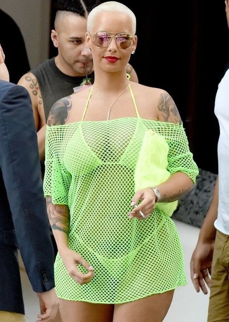 Amber Levonchuck 裸のスター 画像