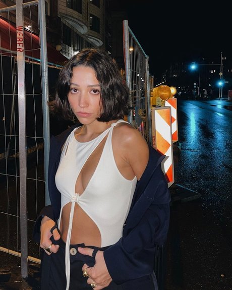 Zeynep Bastik ポルノモデル 写真