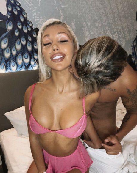 Carolinenitter ホットなポルノスター 画像