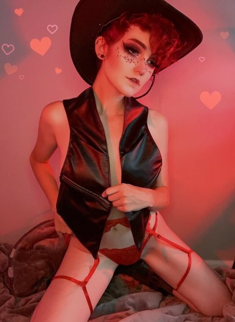 小柄なブロンドの熟女OnlyFans ホット 写真