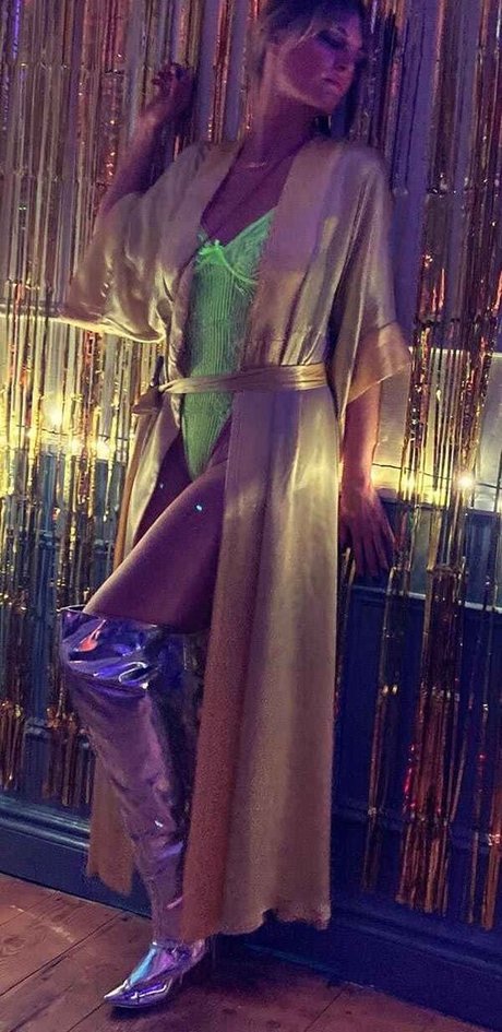 レズビアン ストラップオン OnlyFans ホットセクシー 写真