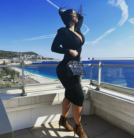 nadine djelassi セックススター 画像