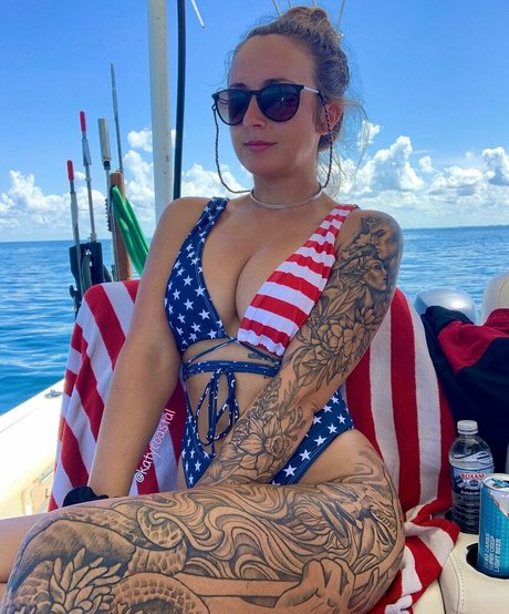 Katy Coastal スター ヌード 画像