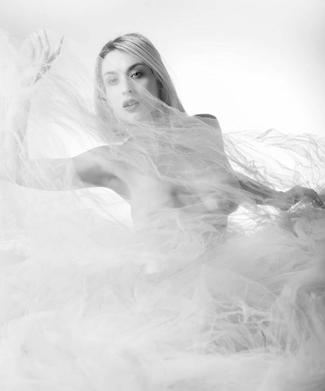 Lorih Caradonna 裸のスター ギャラリー