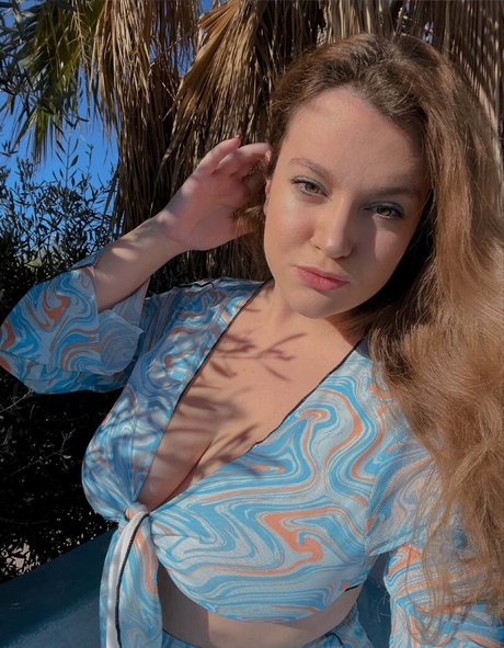 Carmen Curvy ホットなスター 写真