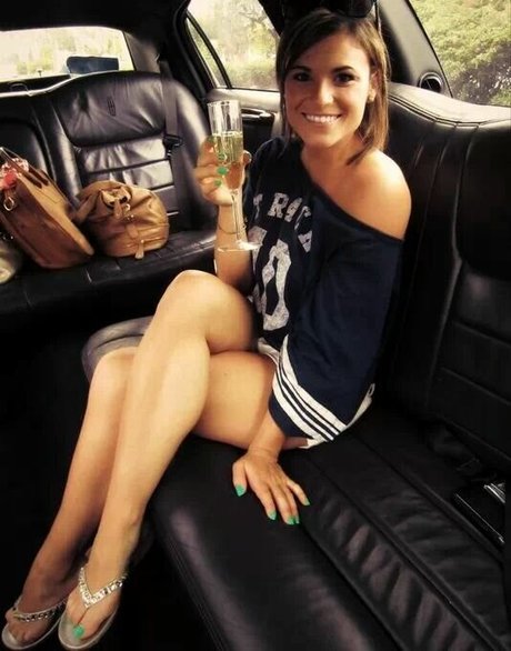 黒髪の熟女OnlyFans 美しいヌード 写真