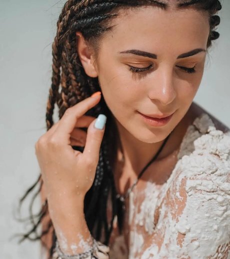 金髪の小柄なOnlyFans セクシーヌード 画像