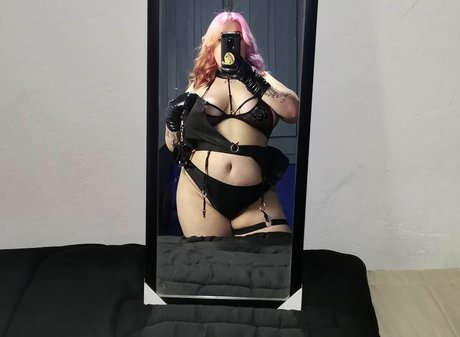 ぽっちゃりブロンドOnlyFans エロチック 写真