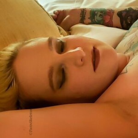 ぽっちゃりブロンドOnlyFans ホットセクシー 写真