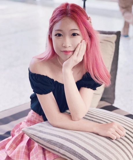 ゴスアジアンOnlyFans 美しい裸 写真