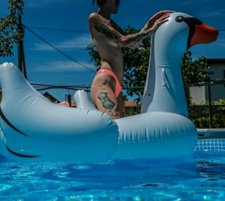 Laaurekk 裸のポルノスター 写真