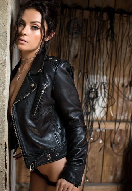 Alexandra Tyler ヌードのポルノスター ギャラリー