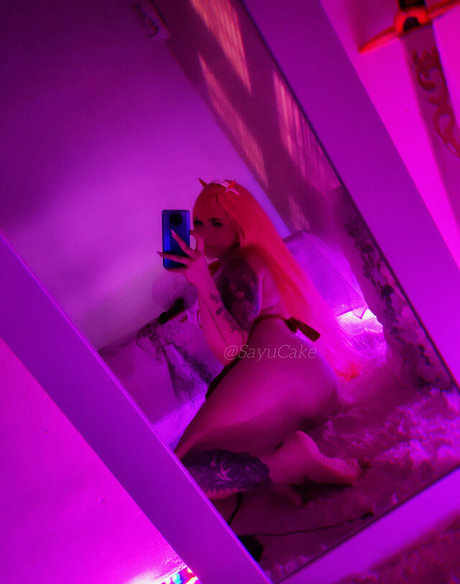 公共の場での猫のOnlyFans ポルノ 写真