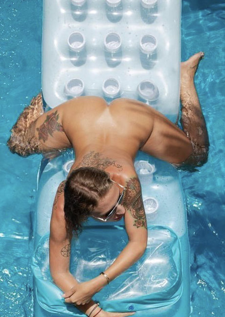 marinochka bes スター 裸 写真