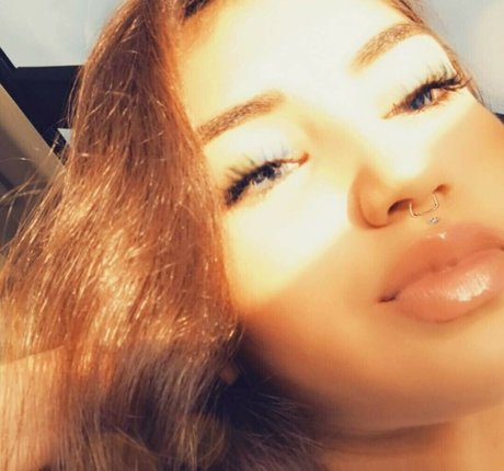 Brie Adeline ヌードスター ギャラリー