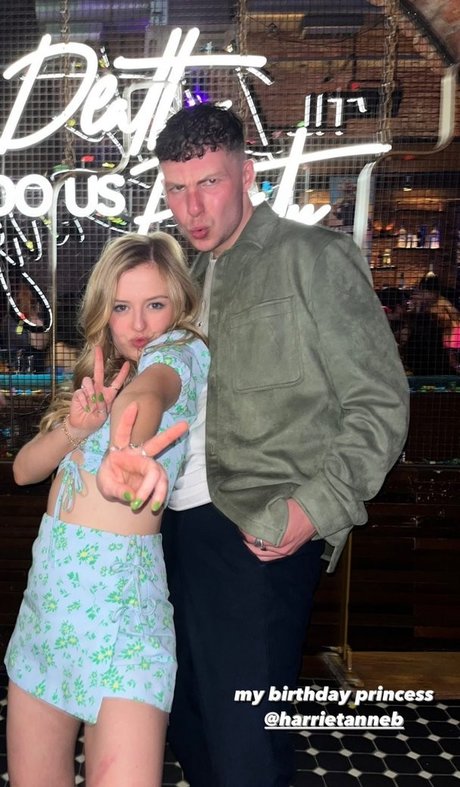 ティーンフィンガリングOnlyFans ヌード 写真