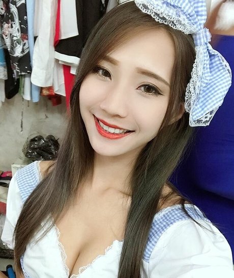 痩せたブロンドのOnlyFans ヌード 写真