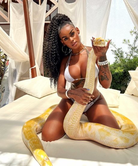 Lais Oliveira ポルノスター ヌード 写真