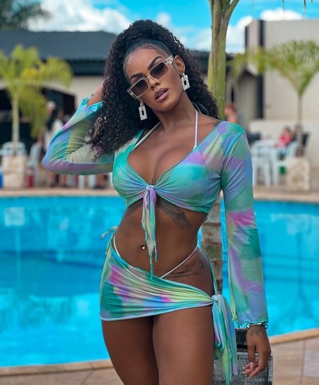 Lais Oliveira ポルノスター エロティック 画像