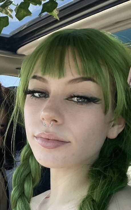 Dumbk1tten エロティックなモデル 写真