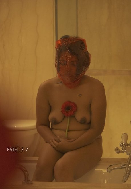 コメディアンのOnlyFans セクシー裸 画像